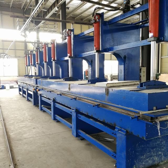 發(fā)泡機，聚氨酯寬板發(fā)炮臺調試完成